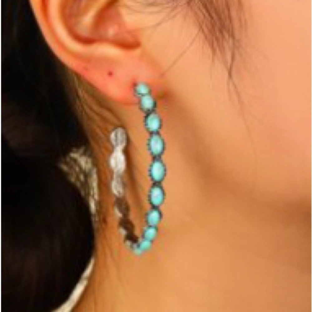 Fashionable turquoise earrings